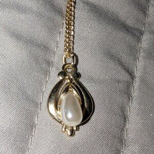 $1 with Bundle ~ Gold Tone Teardrop Pearl Pendant Necklace 5772